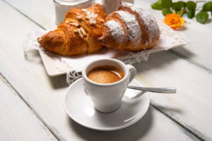 caffè espresso croissant tazzina