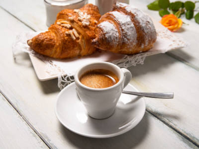 caffè espresso croissant tazzina