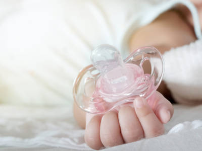 ciuccio mano bambino