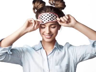 ragazza mascherina per dormire