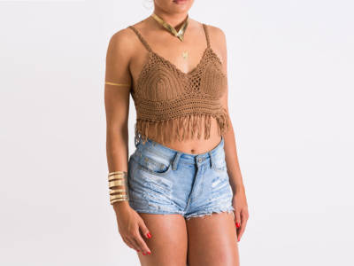 ragazza outfit pantaloncini jeans top frangie