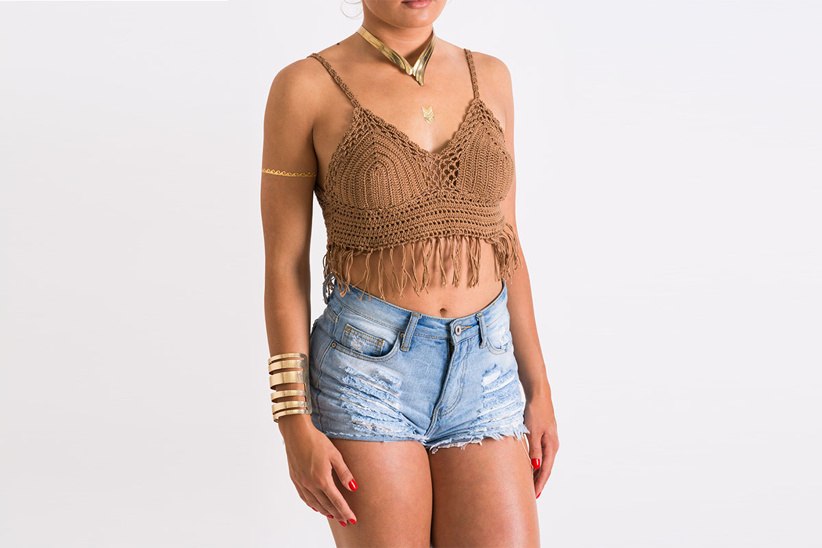 ragazza outfit pantaloncini jeans top frangie