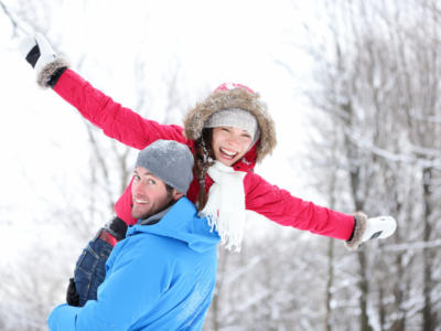 coppia neve inverno felici