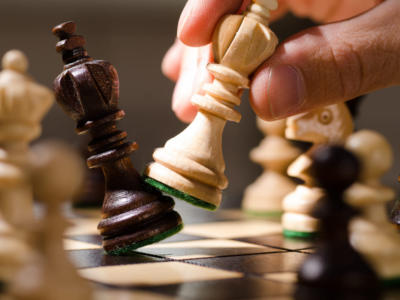La regina degli scacchi ha fatto innamorare di questo gioco: le scacchiere vanno a ruba