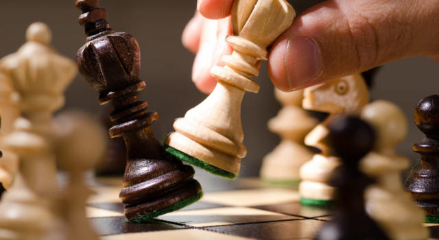La regina degli scacchi ha fatto innamorare di questo gioco: le scacchiere vanno a ruba