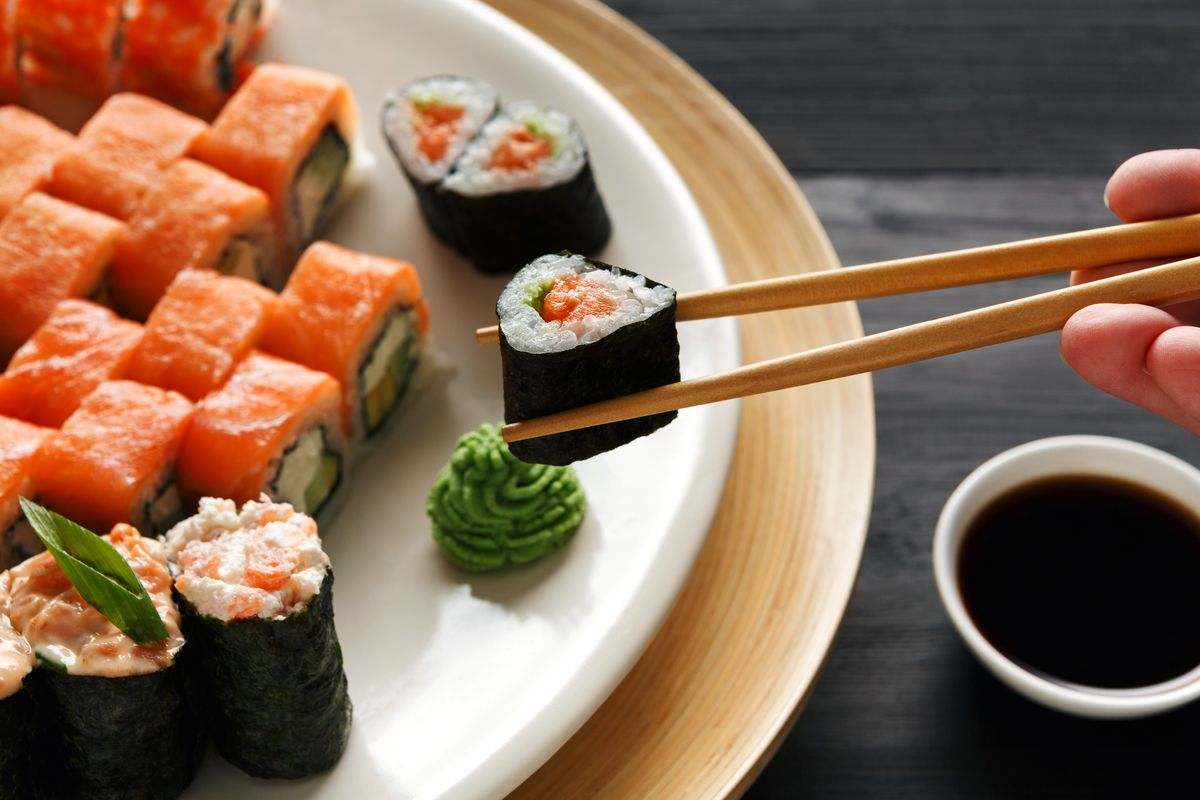 mangiare sushi