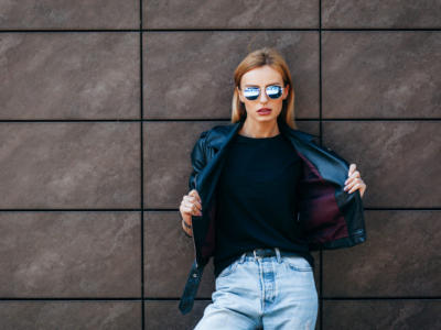 ragazza giacca pelle camicia jeans