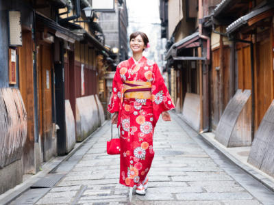 ragazza orientale kimono rosso