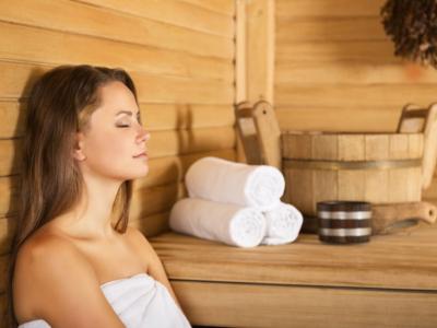 Ragazza sauna relax