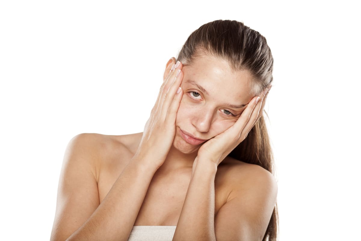 ragazza stanca struccata