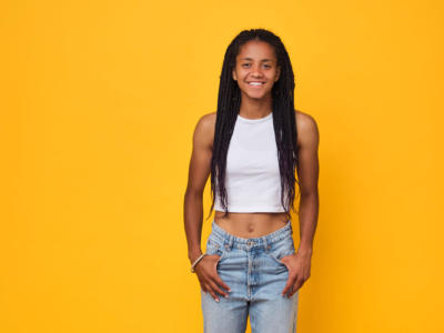 ragazza treccine jeans top