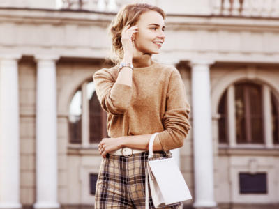 ragazza vestito beige fantasia quadri borsa