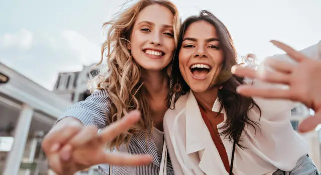 Frasi per una cugina speciale: cosa scrivere per lasciare il segno