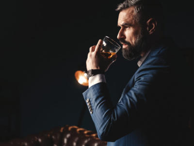 uomo bicchiere whiskey