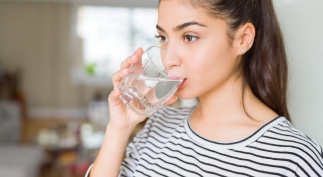 Quanta acqua bere contro ritenzione idrica