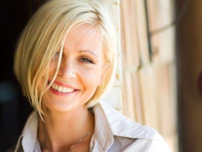 donna bionda caschetto frangia