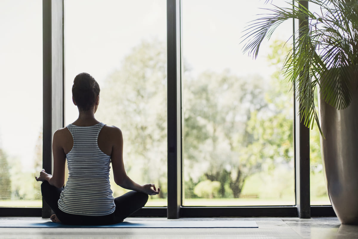 donna yoga meditazione zen finestre casa