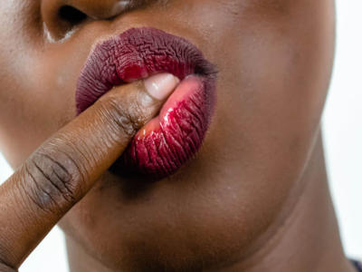 labbra donna dito leccare