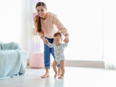 mamma insegna bambino primi passi