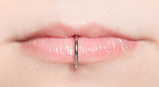 Quanto dura il gonfiore dopo il piercing in bocca