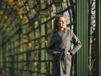 ragazza cappotto cinta