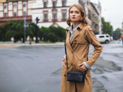 ragazza giacca trench borsetta