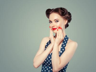 ragazza pinup vestito acconciatura