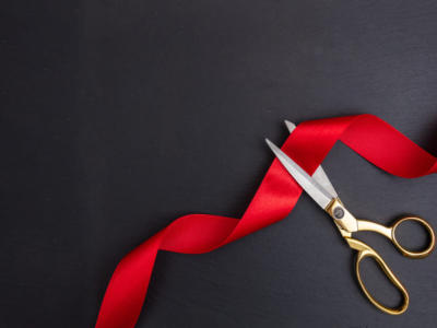 tagliare nastro rosso inaugurazione