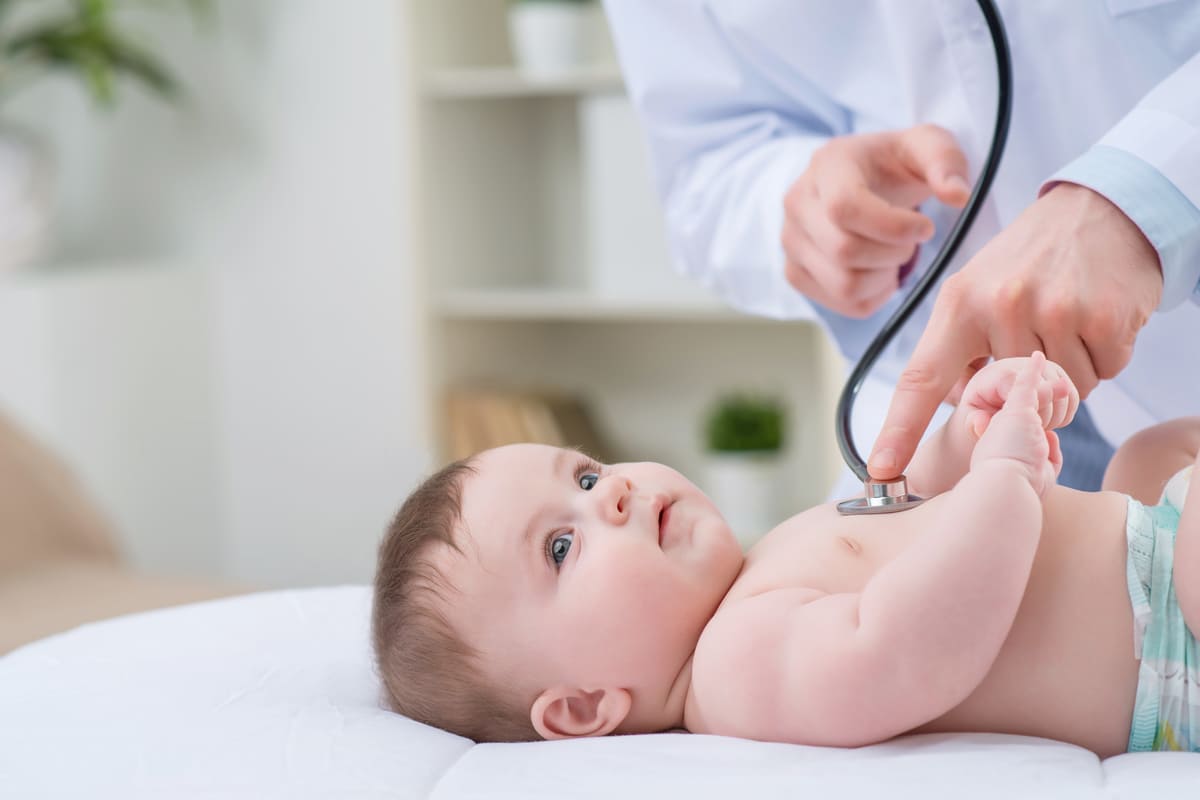 visita neonato stetoscopio puericultrice