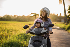 bambino in moto con la mamma