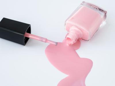 boccetta smalto rovesciata macchia