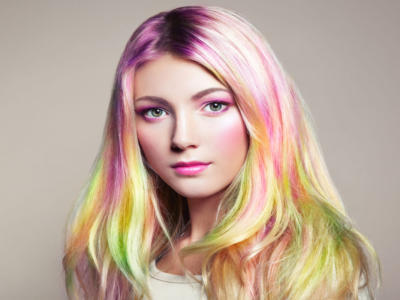 capelli colori ragazza rainbow roots