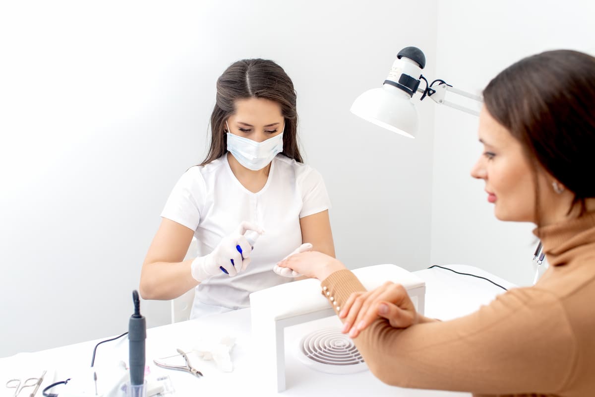 estetista applicazione smalto