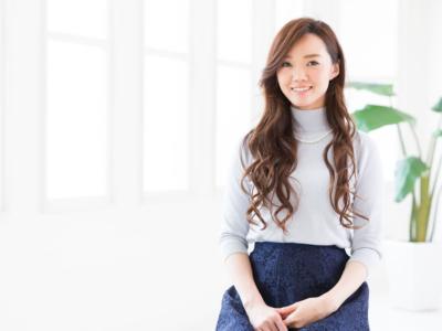 ragazza orientale seduta vestito