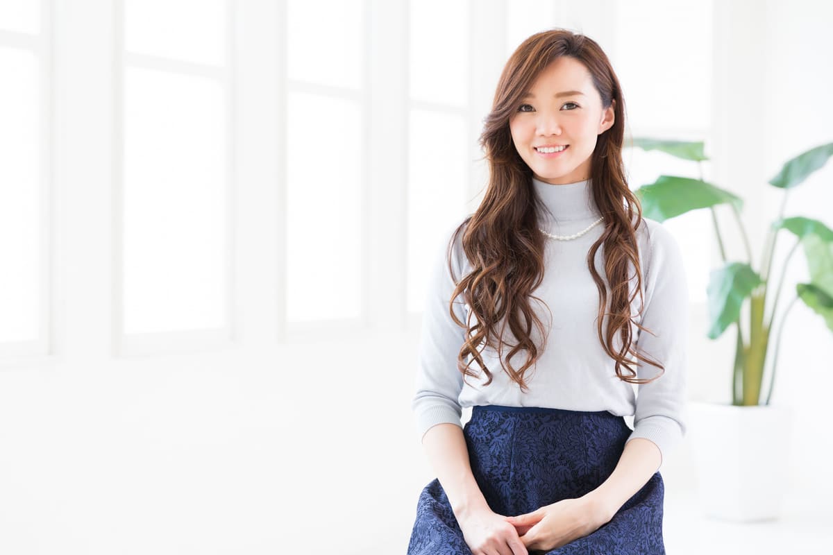 ragazza orientale seduta vestito