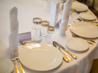 tavola rotonda apparecchiata