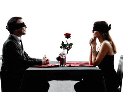 appuntamento al buio coppia bendata