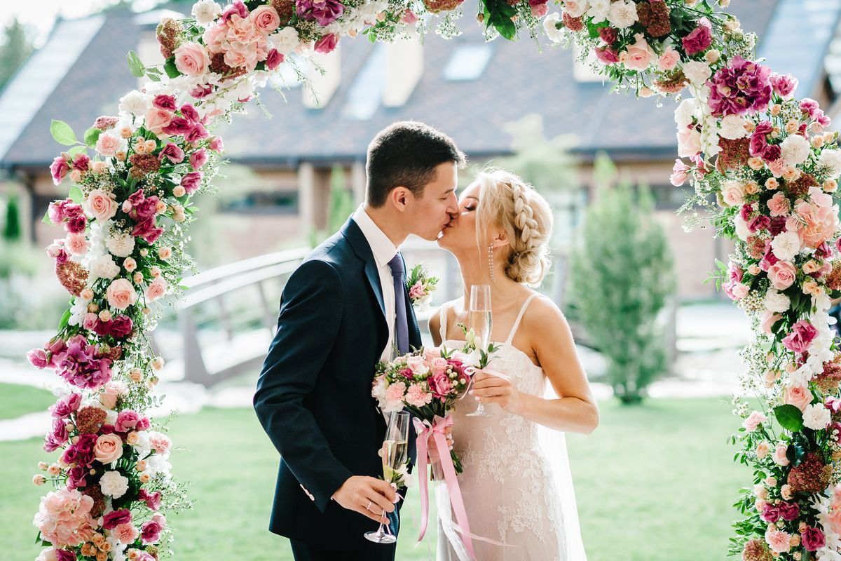 arco fiori sposi matrimonio bacio