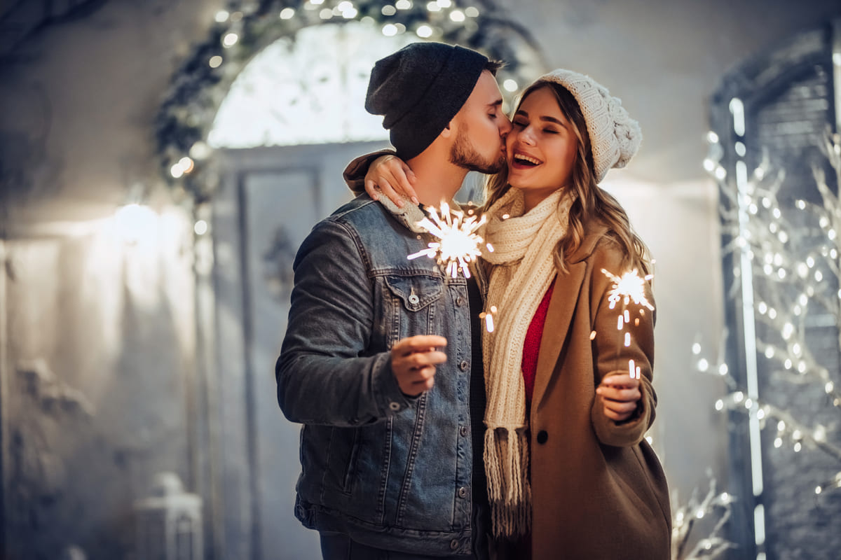 coppia bacio stelle luminose capodanno