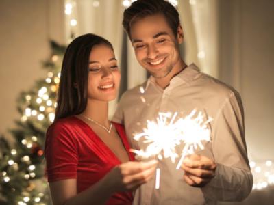 coppia capodanno stelle luminose