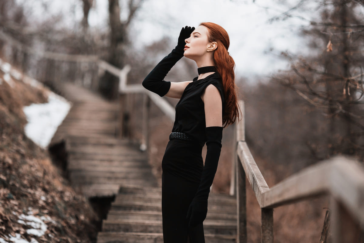 donna abito tubino nero guanti lunghi