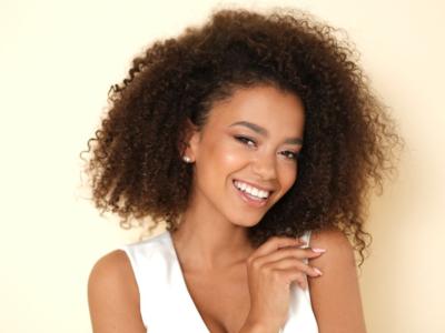 ragazza capelli frise