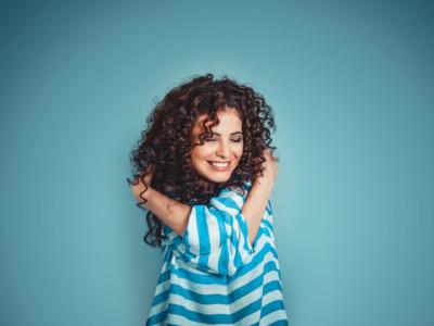 ragazza sorridente si abbraccia autostima