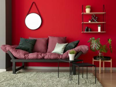 salotto di casa rosso