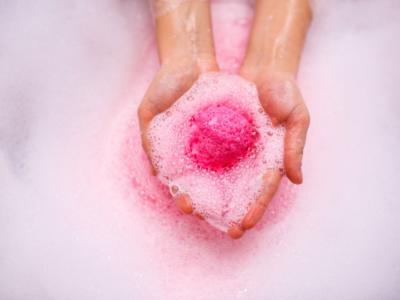 schiuma da bagno colorata lush