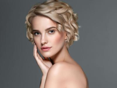 donna caschetto riccio corto biondo