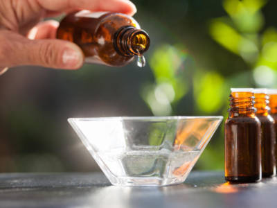 Tea tree oil contro i funghi della pelle: ecco il rimedio naturale