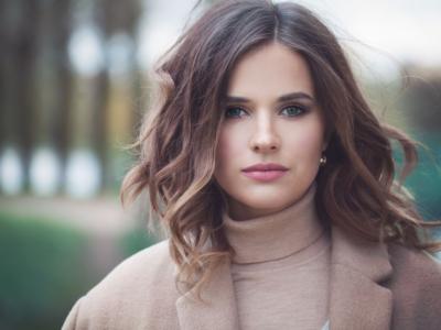 ragazza capelli riga wavy bob