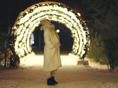 ragazza luci parka beige inverno