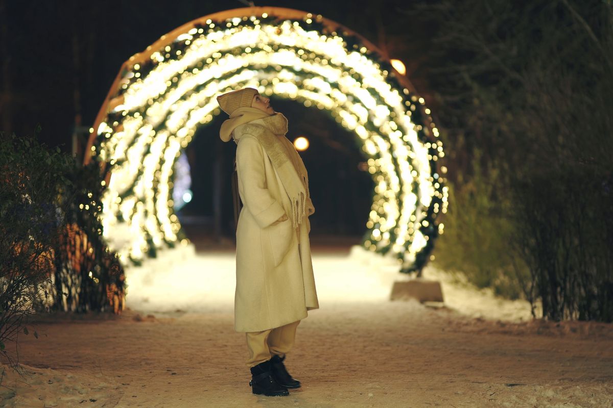 ragazza luci parka beige inverno